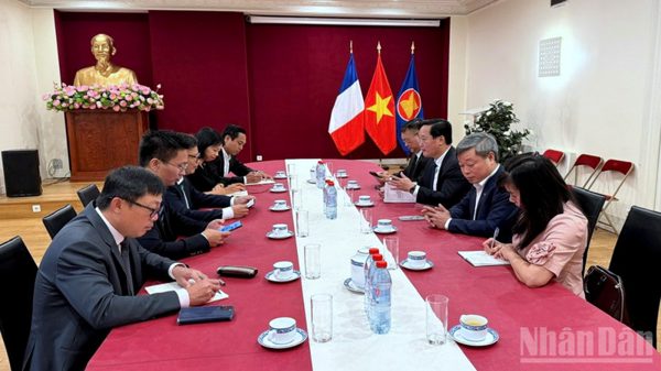 Đoàn công tác Ban Chính sách, chiến lược Trung ương làm việc tại Cộng hòa Pháp
