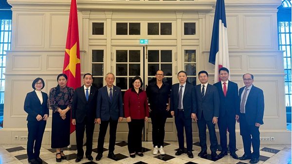 Đoàn công tác Thành ủy Thành phố Hồ Chí Minh làm việc tại Pháp và Hungary