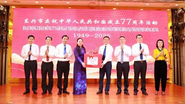 Đoàn đại biểu các xã, phường khu vực biên giới Móng Cái chúc mừng Quốc khánh Trung Quốc
