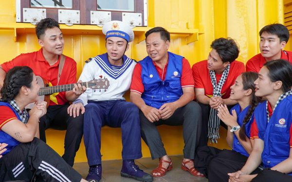 Đoàn đại biểu TP.HCM trao hơn 7 tỉ đồng quà, trang thiết bị cho chiến sĩ biển đảo Tây Nam, nhà giàn DK1/10