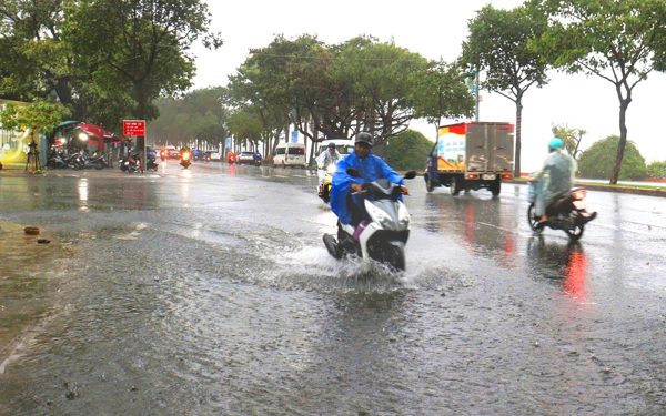Đoạn đường Trần Hưng Đạo bên sông Hàn bì bõm ngập nước: Khắc phục ra sao?