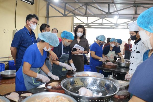 Đoàn kiểm tra liên ngành chỉ ra loạt sai phạm trong bếp ăn bán trú 'thịt như tóp mỡ'