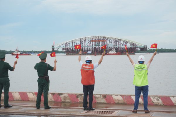 Đoàn lai dắt nhịp cầu lá dừa 3.400 tấn đến điểm dừng đầu tiên