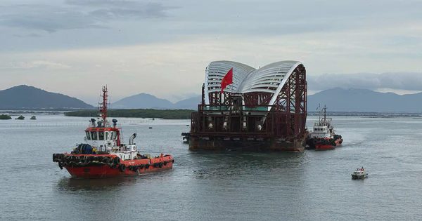 Đoàn lai dắt sà lan chở nhịp cầu lá dừa 3.400 tấn kết thúc ngày đầu
