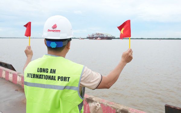 Đoàn lai dắt vòm thép cầu đi bộ qua sông Sài Gòn đi được 65km, đã đến cảng quốc tế Long An