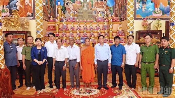 Đoàn lãnh đạo Cần Thơ thăm, chúc mừng Lễ Sene Dolta của đồng bào Khmer