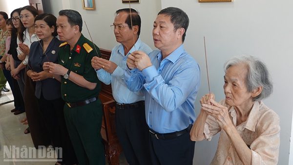 Đoàn lãnh đạo Thành phố Hồ Chí Minh thắp hương tưởng niệm 85 năm ngày hy sinh của đồng chí Nguyễn Thị Minh Khai