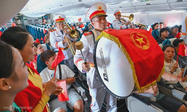 Đoàn Nghi lễ Quân đội trình diễn ở độ cao 1.000 m mừng Quốc khánh
