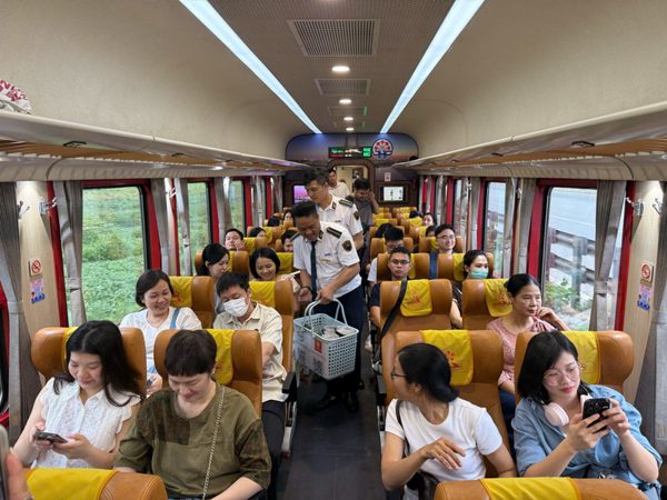 Đoàn tàu Bạch Mai "hút" hơn 500 khách mỗi chuyến, sẵn sàng nhân rộng mô hình