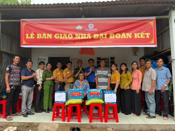 Đoàn thanh niên EVNGENCO2 bàn giao 2 căn nhà đại đoàn kết tại xã An Ninh