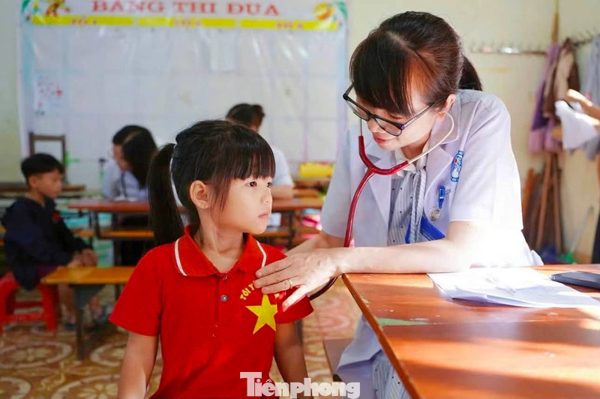 Đoàn viên, thầy thuốc trẻ chung tay chăm sóc sức khỏe học sinh xã biên giới