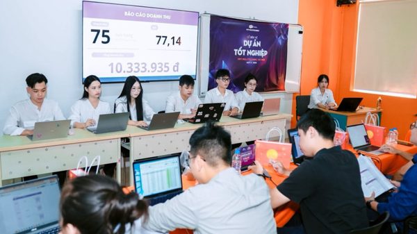 Doanh nghiệp “chốt deal” sinh viên ngay tại lễ bảo vệ