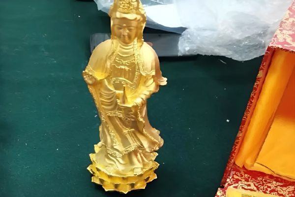 Doanh nhân mạnh tay chi tiền đấu giá tượng, mang về mới phát hiện sự thật