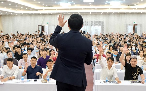 Doanh thu giảm 49%, công ty bán khóa học dạy làm giàu vẫn lãi đậm trong quý 3