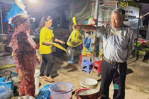 Độc đáo phiên "chợ ma" mùa nước nổi ở miền Tây