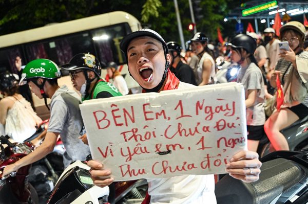 Độc lạ dụng cụ ‘đi bão’ của người Hà Nội mừng tuyển Việt Nam vô địch