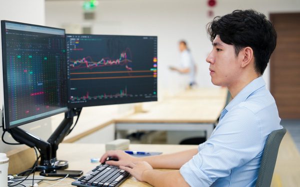 Đọc nhanh 12-10: Dow Jones tăng 423 điểm dù lợi suất lập đỉnh 24 năm, Becamex và VSIP hợp nhất hai công ty