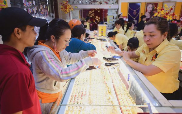Đọc nhanh 15-9: Chứng khoán Mỹ sụt điểm khi lợi suất trái phiếu vọt lên; giá vàng tăng lại