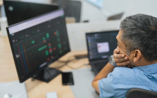 Đọc nhanh 23-10: Nasdaq giảm mạnh nhất 4 tháng vì AI, Đạm Phú Mỹ vào diện thanh tra