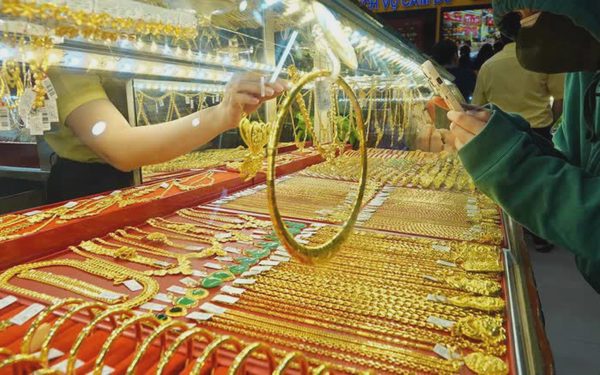 Đọc nhanh 24-8: Đồng USD tăng trở lại, giá vàng giảm nhẹ