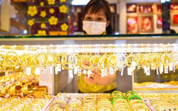 Đọc nhanh 25-9: Giá vàng giảm sâu về dưới 4.300 USD, dầu 'nóng' trở lại