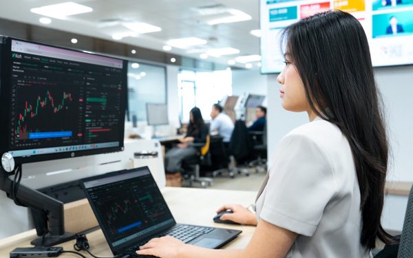Đọc nhanh 7-10: S&P 500 lập đỉnh mới 7.800 điểm, GVR và Vinatex công bố kết quả 9 tháng
