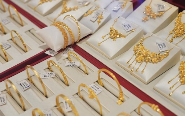 Đọc nhanh 8-9: Giá dầu vẫn tăng, áp sát 100 USD/thùng; vàng lùi nhẹ