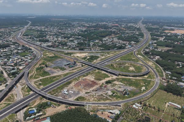 Đốc thúc thông xe nút giao cuối tuyến Bến Lức - Long Thành trong tháng 10
