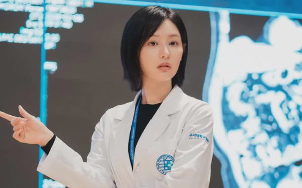 ‘Doctor X’ bị yêu cầu xem xét nội dung phát sóng vì sai lệch y khoa