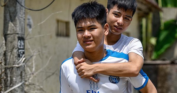 Đôi bạn trong câu chuyện 10 năm cõng bạn đến trường bây giờ ra sao?
