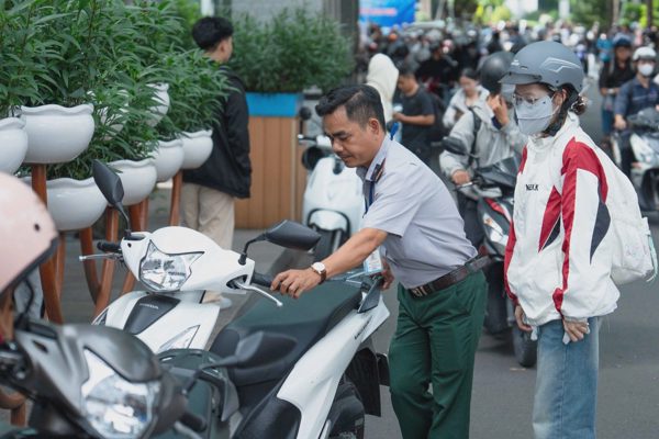 Đội bảo vệ giữ xe miễn phí để sinh viên an tâm về quê nghỉ lễ 2/9