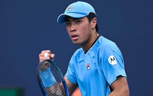 Đối đầu tay vợt gốc Việt, siêu sao tennis giận dữ đập vợt rồi... bị thương