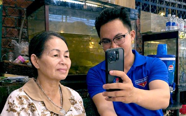 Đội hình áo xanh đến tận nhà hỗ trợ người dân làm dịch vụ công trực tuyến