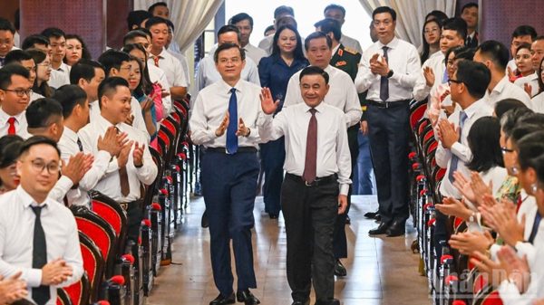 Đổi mới phải đặt trong tổng thể xây dựng Đảng, phát triển lý luận và xây dựng đội ngũ cán bộ