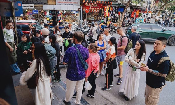 Đội nắng xếp hàng 'đu trend' đồ uống 70 K