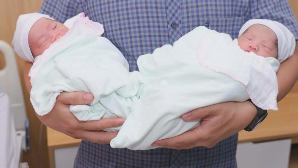 Đôi song sinh chào đời hai tư thế, một trong bọc ối