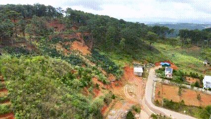 Đồi thông sạt lở hàng trăm mét, công trình khu đô thị bị nghiêng, nứt