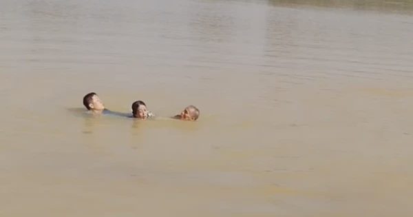 Đội trưởng CSGT đường thủy cùng người dân bơi ra sông Hương cứu người đuối nước