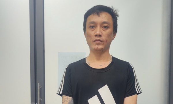 Đối tượng chặn đường, đập phá ô tô ở TPHCM đã bị đưa về trụ sở công an