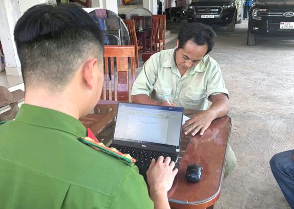 Đối tượng đâm chết em trai ra đầu thú sau 1 tháng trốn trong rừng