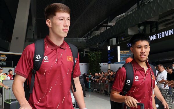 Đội tuyển Việt Nam đã đến Indonesia, đi 200km mới đến khách sạn