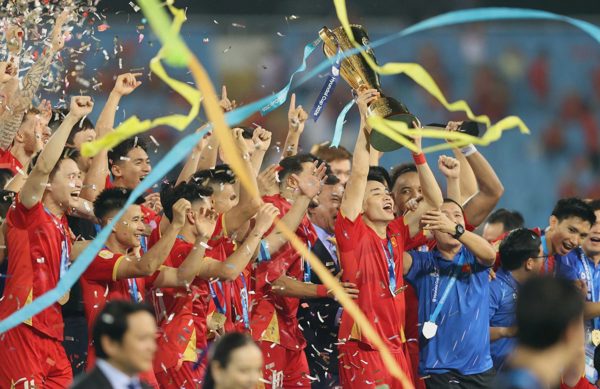 Đội tuyển Việt Nam nâng Cup ở Mỹ Đình
