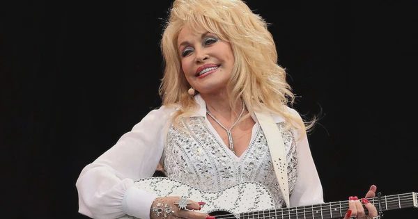 Dolly Parton có thể đã là tỉ phú nếu không quá hào phóng làm từ thiện