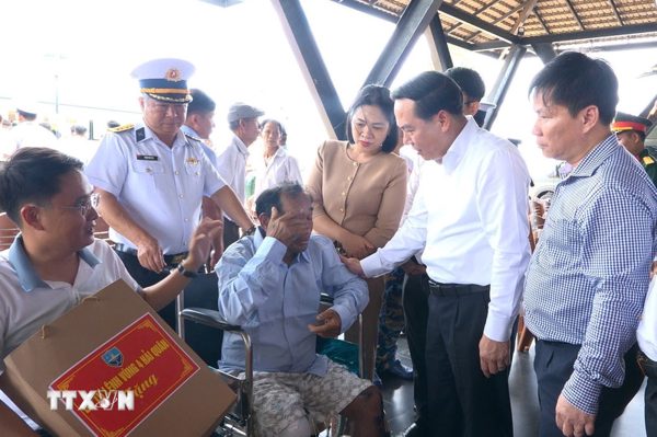Đón 32 lao động gặp nạn trên biển về địa phương an toàn