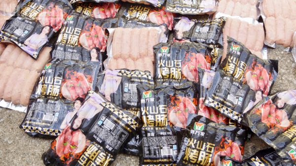 Đồn Biên phòng Ba Sơn bắt giữ hơn 300kg xúc xích nhập lậu