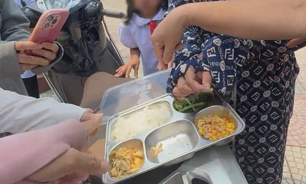 Dồn dập phản ứng về bữa ăn bán trú ở Hà Nội