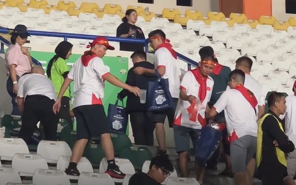 Dọn rác sau trận tuyển Việt Nam đấu Thái Lan, CĐV Việt Nam để lại hình ảnh đẹp
