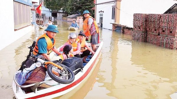 Dồn sức hỗ trợ người dân vùng lũ