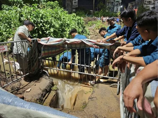Đơn vị phụ trách thoát nước nói gì về vụ nam sinh ngã xuống cống tử vong?