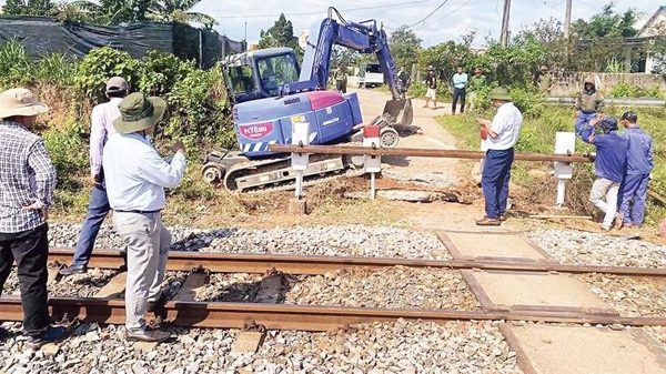 Đóng các lối đi tự mở nguy hiểm qua đường sắt